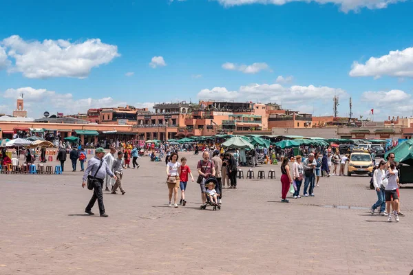 モロッコのマラケシュにある有名な広場のツーリスト — ストック写真