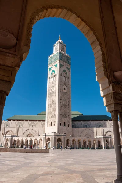 モロッコのカサブランカ沿岸にある有名なハッサン2世モスクの外観 ストックフォト