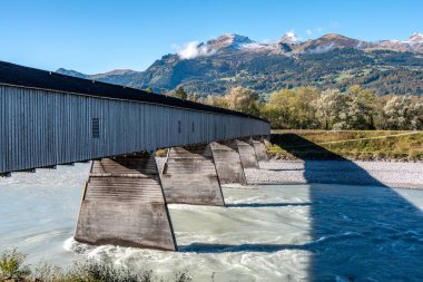 İsviçre ve Lihtenştayn arasındaki tarihi eski Ren köprüsü