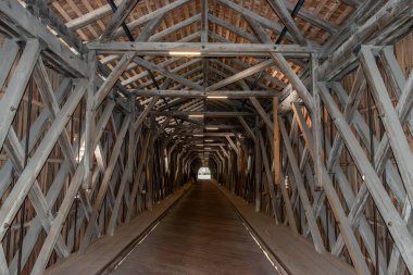 İsviçre ve Lihtenştayn arasındaki tarihi eski Ren köprüsü