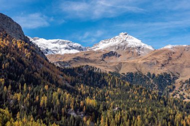 İsviçre Alplerindeki Arblatsch dağının manzarası, Marmorera Gölü 'nden görülüyor.