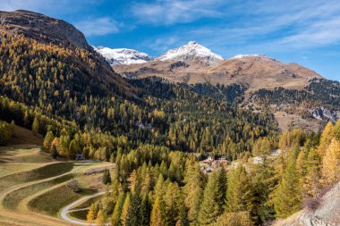 İsviçre Alplerindeki Arblatsch dağının manzarası, Marmorera Gölü 'nden görülüyor.