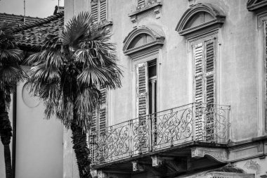 İtalya 'daki Como Gölü' nde eski bir villanın cephesi.