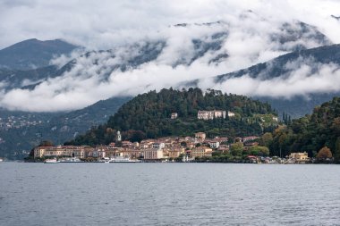 Bellagio, yağmur sonrası Como Gölü 'nde. Tremezzo, İtalya' dan görüldü.