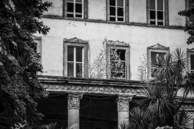 İtalya, Como Gölü 'ndeki Bellagio' daki eski bir otel sarayının yıkıntısı.