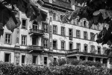 İtalya, Como Gölü 'ndeki Bellagio' daki eski bir otel sarayının yıkıntısı.