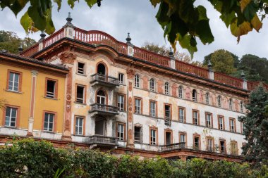 İtalya, Como Gölü 'ndeki Bellagio' daki eski bir otel sarayının yıkıntısı.