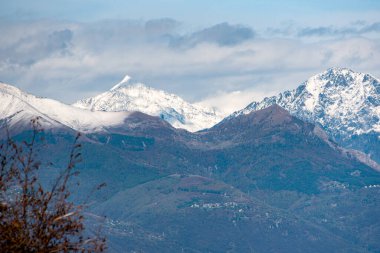 İtalya 'nın Como gölünde Monte Crocione' den görülen güney Alpleri ve Montagnia Dağı 'nın muhteşem manzarası.