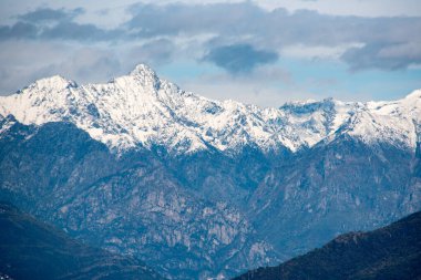 İtalya 'nın Como gölünde Monte Crocione' den görülen güney Alpleri ve Montagnia Dağı 'nın muhteşem manzarası.