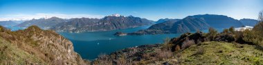 Como Gölü 'nün muhteşem manzarası Monte Crocione, İtalya' dan görüldü.