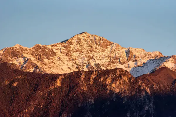 Kar tepeli Grignetta Dağı Como Gölü, İtalya