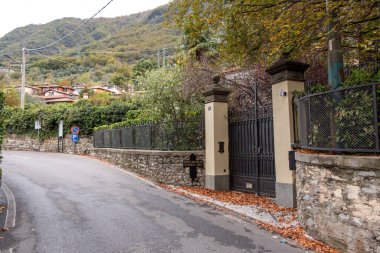 TREMEZZZO, İtalya - Ekim 05, 2023 İtalyan diktatör Benito Mussolini 'nin Tremezzo, İtalya' da idam edildiği yer