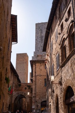 San Gimignano sokaklarında Salvucci, Pettini ve Chigi - İtalya
