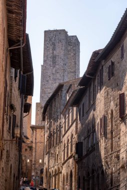 San Gimignano sokaklarında Salvucci, Pettini ve Chigi - İtalya