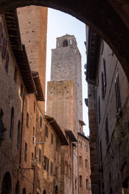 San Gimignano sokaklarında, Rognosa, Pettini ve Chigi - İtalya