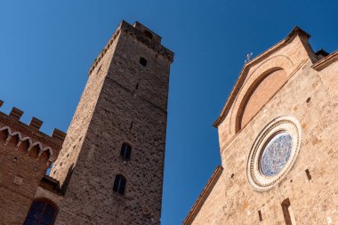 San Gimignano 'nun ana meydanı Piazza del Duomo' da ünlü saray kuleleri, Palazzo Comunale 'in büyük kulesi ve İtalya' nın merkezindeki katedral.