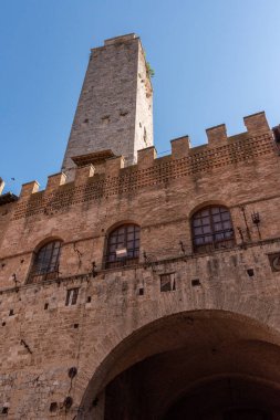San Gimignano 'nun ana meydanı Piazza del Duomo' da ünlü saray kuleleri, Rognosa Kulesi ve İtalya 'nın merkezinde Theater dei Leggieri bulunur.