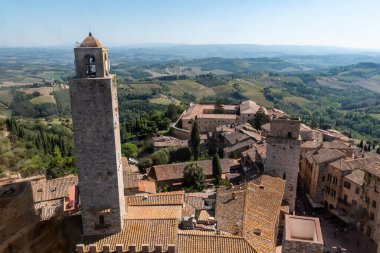 San Gimignano şehir merkezinde Torre Grosso, İtalya 'dan geniş panoramik manzara