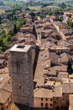 San Gimignano şehir merkezi üzerinde geniş panoramik manzara, Torre Ficarelli ortada, Torre Grosso, İtalya