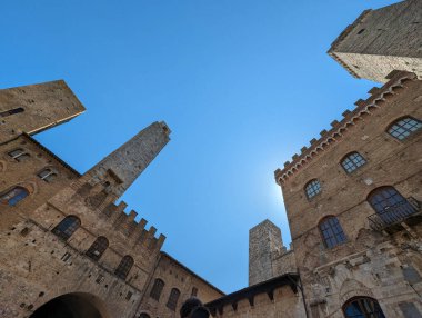 İtalya, San Gimignano 'daki Piazza del Duomo' da geniş açı gökyüzü manzarası