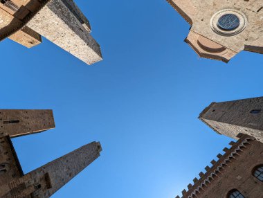 İtalya, San Gimignano 'daki Piazza del Duomo' da geniş açı gökyüzü manzarası