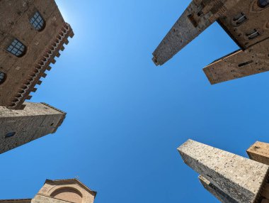 İtalya, San Gimignano 'daki Piazza del Duomo' da geniş açı gökyüzü manzarası