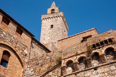 İtalya, San Gimignano 'daki Palazzo Comunale' den Torrre Grosso 'nun görüntüsü