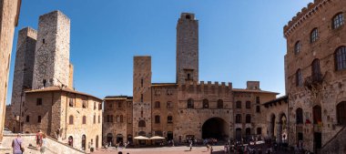 San Gimignano 'daki meşhur saray kuleleri İtalya' daki ana meydanı Piazza del Duomo.
