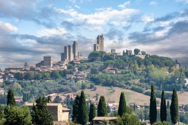 İtalya 'nın Toskana kentindeki ünlü ortaçağ kasabası San Gimignano' nun panoramik manzarası