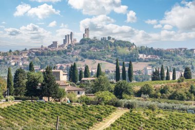 İtalya 'nın Toskana kentindeki ünlü ortaçağ kasabası San Gimignano' nun panoramik manzarası