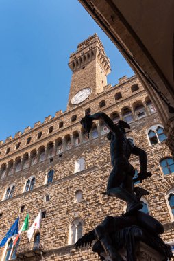 Floransa 'da Loggioa dei Lanzi' de Benvenuto Cellini 'nin Medusa' nın kafasını kestiği Perseus heykeli, İtalya 'da arkada Palazzo Vecchio.
