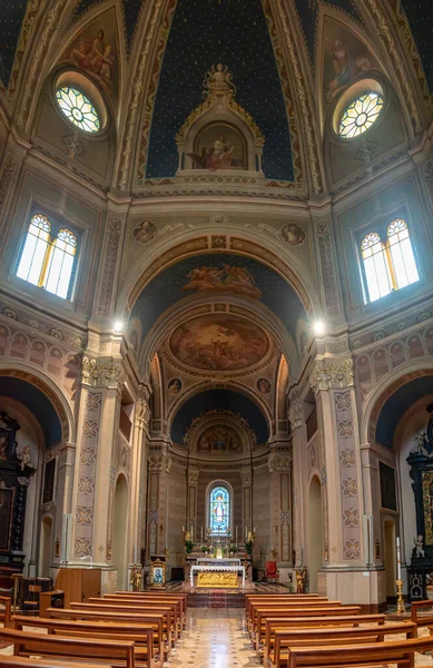 VARENNA, İtalya - Ekim 05, 2023 - Tremezzo 'daki San Lorenzo Kilisesi Como Gölü, İtalya