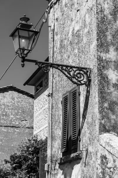 Volterra 'da eski bir evin ön cephesinde eski klasik sokak ışıkları