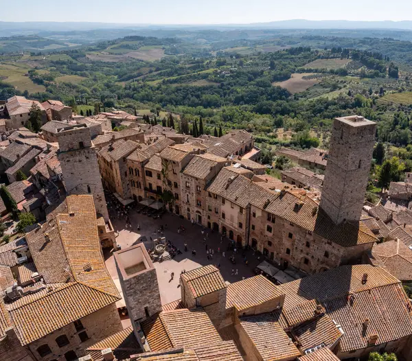 Torre del Diavolo ve Torre dei Becci ile San Gimignano şehir merkezinde Torre Grosso, İtalya 'dan geniş panoramik manzara