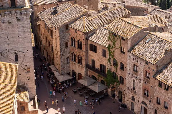San Gimignano, İtalya şehir merkezindeki Piazza della Cisterna 'nın hava manzarası