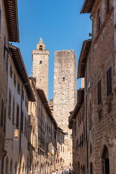 İtalya 'nın San Giovanni kentinden Cugagnesi ve Grosso kulelerinin manzarası