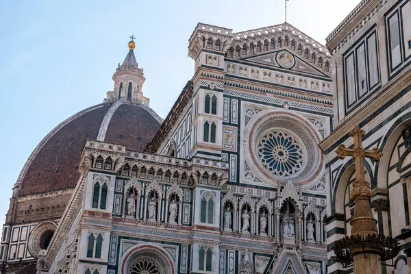 Rönesans Katedrali 'nin Neo-gotik cephesi Santa Maria del Fiore Floransa, İtalya