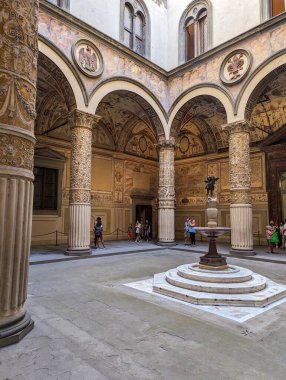 İtalya, Floransa 'daki Palazzo Vecchio' nun Iconic zengini avlusu