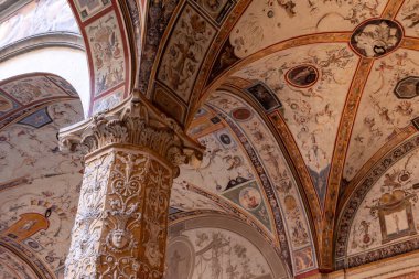 Floransa, İtalya 'daki Palazzo Vecchio' nun zengin süslü avlusunun duvar freskleri