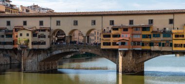 İtalya 'nın Floransa şehrinde ortaçağdan kalma ünlü Ponte Vecchio