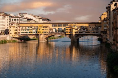 Floransa 'da gün batımında ünlü Ponte Vecchio, İtalya