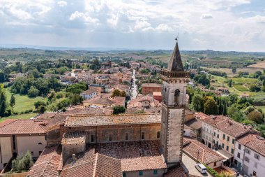 İtalya 'nın Toskana kentindeki küçük ortaçağ Vinci kasabasının havadan görünüşü. Dahi Leonardo da Vinci' nin doğduğu yer.