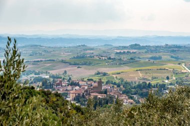 Leonardo da Vinci 'nin doğum evinden görülen Toskana köyü Vinci' ye bakın.