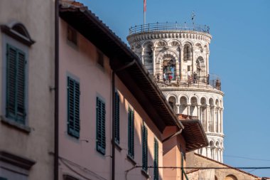 Pisa 'nın ünlü eğimli kulesi, İtalya' nın önünde evler