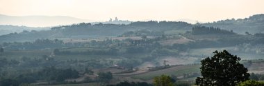 Tipik Toskana manzarası San Gimignano, İtalya yakınlarında