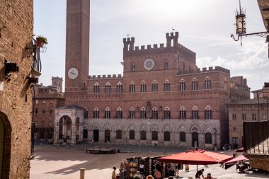 Siena şehir merkezindeki Piazza del Campo 'daki ikonik Palazzo Pubblico.