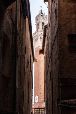 İtalya 'nın Siena kentindeki Piazza del Campo' daki Palazzo Pubblico Sarayı 'nda dar bir geçitten görüldü.