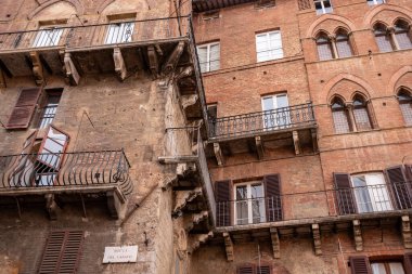 İtalya 'nın Siena kentindeki ünlü Piazza del Campo' yu çevreleyen eski ortaçağ tuğla evleri.