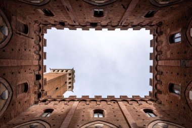 İtalya, Siena 'nın merkezindeki Palazzo Pubblico' nun avlusu.