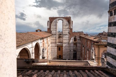 Siena 'daki genişletilmiş katedralin tamamlanmamış transsepti, İtalya' daki katedralin çatısından görüldü.